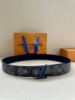Lv 4.0宽Initiales Damoflage 双面腰带巧妙融入 Pharrell Williams 打造的像素化 Damoflage 图案，以深邃色调含