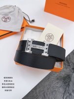 爱马仕 寸5 2 材质：客供自然摔纹荔枝纹胎牛皮，黑色配咖啡，全粒面皮料，皮料厚实，手感饱满。整体档次非常高。 扣头：纯钢扣 金色 银色 。 码数： -125C