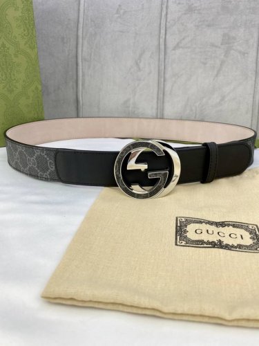 宽度 Cm Gucci 这款腰带在2020早秋系列中惊艳亮相，采用以标志性米色 乌木色组合呈现的品牌双g字母交织图案，与黑色皮革材质相得益彰。双g Mm厚度钢扣