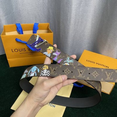 配全套包装礼盒 寬度：40Mm Lv Pyrmide Truck L Oeii雙面腰帶 以品牌經典元素烘托醒目的數字印花原廠面料 內襯小牛皮內裡 搭配經典圓形五