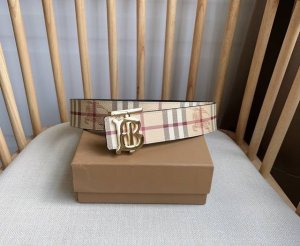 burberry 巴宝莉 Tb专属标识图案 意大利制皮革腰带 采用百搭双色设计 宽:4.0Cm 今年B家最新款式 亲们赶紧转图下单哦！ 简单精致 流行款