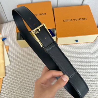 特 寬度：35Mm 驢家最新品 男士經典頂級休閒腰帶 寬度35毫米 品牌專用平紋Togo紋小牛皮搭配小牛皮底 全新開模精品針扣設計 多色選