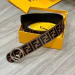 Fendl 芬迪 专柜同款 宽40Mm 标志造型宽皮带。钉扣式带扣。棕色小牛皮制成。印有浮雕手绘黑色与棕色 Ff 图案。镀金表面金属制品，品质保证。