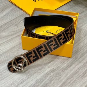 Fendl 芬迪 专柜同款 宽40Mm 标志造型宽皮带。钉扣式带扣。棕色小牛皮制成。印有浮雕手绘黑色与棕色 Ff 图案。镀金表面金属制品，品质保证。