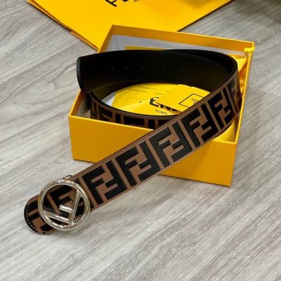 Fendl 芬迪 专柜同款 宽40Mm 标志造型宽皮带。钉扣式带扣。棕色小牛皮制成。印有浮雕手绘黑色与棕色 Ff 图案。镀金表面金属制品，品质保证。