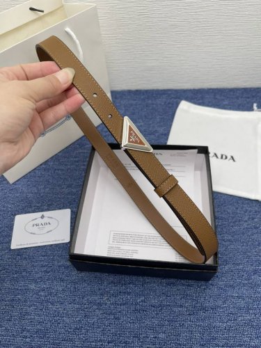 品牌 普拉达 特 描述 采用高级真皮精制而成，触感厚实，饰以普拉达商标带扣。腰带为意大利尺寸，请在购买前参阅腰带尺寸指南. 铜扣金属配件 黑色皮革，采用环保工艺