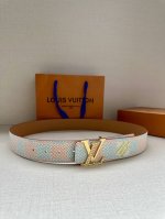 特 4.0宽 本款 Lv Initials 双面腰带凝聚 Pharrell Williams 对典藏设计的灵感探索，通过焕新 Damier 图案和 Marque