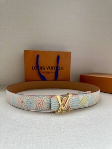 特 4.0宽 本款 Lv Initials 双面腰带凝聚 Pharrell Williams 对典藏设计的灵感探索，通过焕新 Damier 图案和 Marque