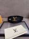 Lv Dimension 4.0双面腰带将经典格调引入新颖尺幅设计。皮革压印 Lv 字母和 Monogram 花卉，与纤秀 Lv 字母搭扣相映成趣，令品牌标识低