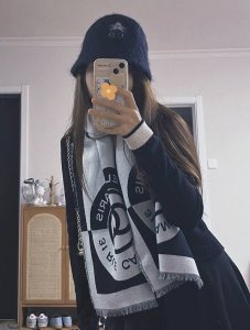 C家。 双面羊绒围巾 顶级双层色织工艺！此工艺只有纯正代工厂p才有的工艺原版紫外线加热感应双防伪吊牌！100%顶级丝羊绒，高尖端产物！时尚大牌颜色超正！超级柔软