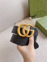 特 Gucci 小牛皮腰带采用热压制作，以获得野猪皮效果，营造织纹外观。饰以标志双 G 带扣。本款腰带适用低腰和高腰两种穿戴方式，休闲时尚都市风。皮带宽度：4.