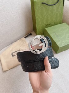 特 Gucci 互扣式双G带扣腰带，采用热压印技术的Gucci Signature皮革精制而成，触感厚实，印花图案清晰分明。时尚经典百搭款；皮带宽度：4.0Cm