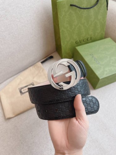 特 Gucci 互扣式双G带扣腰带，采用热压印技术的Gucci Signature皮革精制而成，触感厚实，印花图案清晰分明。时尚经典百搭款；皮带宽度：4.0Cm