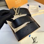 原版包裝 L0Uis Vuitt0N 專櫃最新升級版本 寬度40Mm 原廠小荔面壓刻有花型圖案效果 內襯進口柔軟小牛皮底 搭配新款字母搭扣 百搭易襯