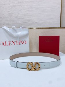 Vlogo Signature搭扣，饰以施华洛世奇仿珍珠 -施华洛钻 花纹搭扣 -进口小牛皮材质 进平纹带身 -宽度：3厘米