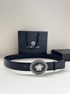 p 220 宽度：4.0Cm （范思哲） 此款椭圆五金配件、腰带饰有标志性的Versace美杜莎头像扣，彰显品牌格调。是一款精美的衣橱必备单品。