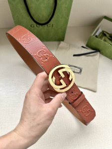 Gucci 宽度4.0Cm 这款单品将品牌的过去与未来贯通在一起，以现代风格的全新设计诠释了经典设计元素。Guccio Gucci字母交织图案巧妙融入纹理和材质