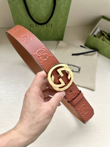 Gucci 宽度4.0Cm 这款单品将品牌的过去与未来贯通在一起，以现代风格的全新设计诠释了经典设计元素。Guccio Gucci字母交织图案巧妙融入纹理和材质