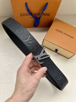 Lv Shadow 腰带拥有 Monogram Shadow 皮革的经典风尚和素面皮革的内敛格调，再为 Lv 搭扣描绘珐琅条纹，以摩登笔触焕新男士衣橱