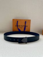 特 3.4宽 Lv Trunk 双面腰带 皮革塑造摩登设计，可为商务或休闲造型注入典雅魅力。铭纹 S-Lock 搭扣援引品牌经典行李箱元素