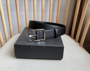 Prada 普拉达 专柜最新款 这款腰带精致低调 优雅摩登 简约时尚的金属带扣配有刻字徽标 勾勒精致细节 是Prada男士成衣系列的理想配饰 宽3.5