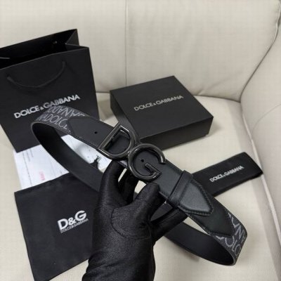 Dg，宽4.0Cm Dolce&Gabbana 全新小牛皮腰带，满载干练态度。滚轴针扣搭扣尽显巧思
