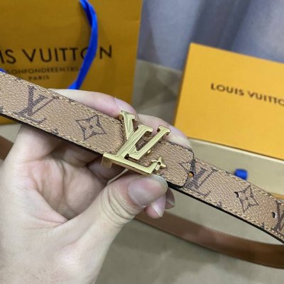 寬：20Mm 驢家新品 Ss22特別限定女士腰帶 寬度2Cm 訂製經典料襯托柔軟小牛皮底 全新開模標誌性搭扣 多色選