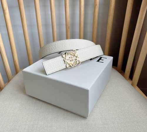 Loewe 罗意威专柜最新同款腰带 双面头层牛皮 正反面两穿腰带 选用压纹丝绸牛皮革制成 反复Anagram图案 配有Loewe Anagram针扣 女神们的首