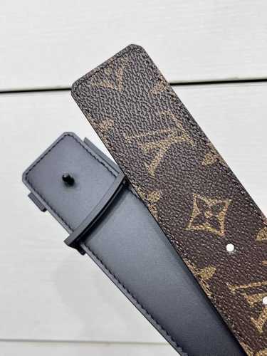 特 Lv Dimension 双面腰带将创意传承与华美街头风范共冶一炉，彰显创意总监 Pharrell Williams 的时尚远见。Monogram 帆布铺陈