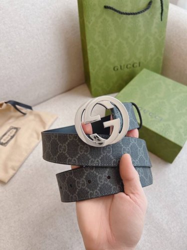特 Gucci Gg Supreme帆布腰带，采用环保工艺制作而成，饰以互扣式双 G 带扣。本款腰带适用低腰和高腰两种穿戴方式，时尚潮流款。皮带宽度：4.0Cm