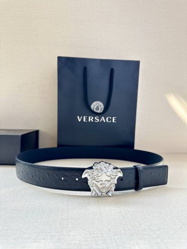 特P190 宽度3.8Cm Versace 此款鸵鸟皮带饰有标志性的Versace Medusa Head，增加品牌辨识度，为衣橱甄选单品。 la Medusa
