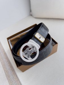 品名：巴宝莉.Burberry 腰带自动带 皮带 型号：自动扣，纯钢材质自动扣，自动带身，双面头层牛皮 材料：百分百头层牛皮，保证真皮。24K纯钢扣专柜同等质量