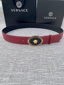 宽度4.0Cm V E R S A C E 范思哲 此款腰带柔软 头层皮饰带搭配一枚椭圆形美杜莎带扣。本季标志性的versace饰件点缀其上，平添魅力