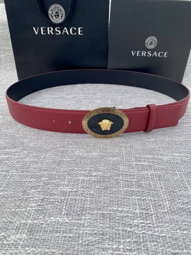 宽度4.0Cm V E R S A C E 范思哲 此款腰带柔软 头层皮饰带搭配一枚椭圆形美杜莎带扣。本季标志性的versace饰件点缀其上，平添魅力