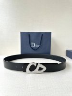 宽度3.5Cm Dior 这款黑色哑光涂漆饰面 不锈钢腰带扣是春季男装系列新品，展示 Cd30 标志，灵感源自 B30 运动鞋。可与各式 35 毫米腰带搭配，提