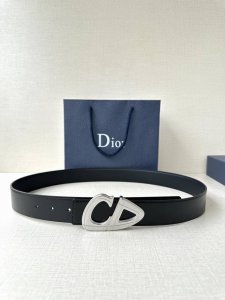 宽度3.5Cm Dior 这款黑色哑光涂漆饰面 不锈钢腰带扣是春季男装系列新品，展示 Cd30 标志，灵感源自 B30 运动鞋。可与各式 35 毫米腰带搭配，提