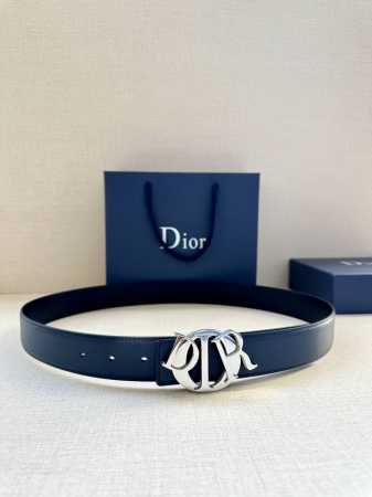 宽度3.5Cm 这款 Dior Charm腰带不锈钢扣以金色饰面图案设计重新演绎经典的 Dior 标志。可搭配各式35毫米腰带，打造时尚高雅的造型。 - 点击图像关闭