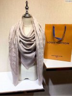 L*V银丝Logo经典金银线方巾.境外原单！自由进出专柜无压力皇室Lv路易威登极品硬货品质极好极好的经典Monogram暗纹金银丝图案风靡了全世界。是个人都见过