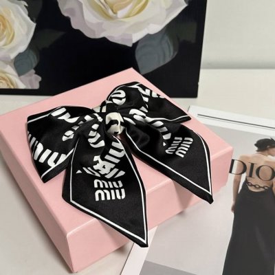 特 配专柜包装Miumiu 缪缪 最新蝴蝶结中古发夹#信我！人手必备的单品 这件必须买洋气神仙颜值小仙女要收了它，谁戴谁好看～