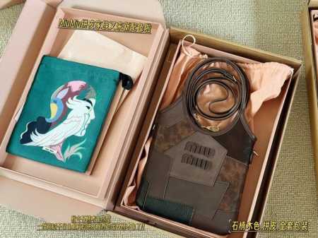 配盒 Size：19*32 包含手腕 Miumiu拼皮家族又来新配色啦 可爱的Miumiu Ivy 迷你托特缩小版的Ivy 除了可爱还是可爱呀 有种谁背都是萌萌 - 点击图像关闭