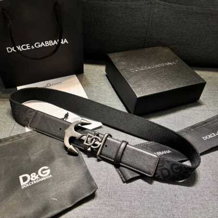 Dolce&Gabbana 全新软质小牛皮腰带，缀以个性化徽标搭扣。小牛皮腰带，搭配徽标装饰搭扣: 腰带宽度：40 Mm 镀钌金属搭扣 意大利制造 带面:牛皮革 - 点击图像关闭
