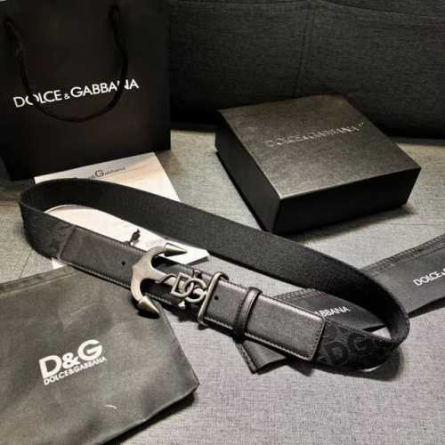 Dolce&Gabbana 全新软质小牛皮腰带，缀以个性化徽标搭扣。小牛皮腰带，搭配徽标装饰搭扣: 腰带宽度：40 Mm 镀钌金属搭扣 意大利制造 带面:牛皮革