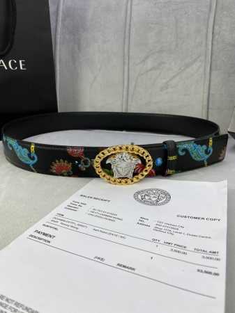 宽度4.0Cm Versace 范思哲 此款Palazzo腰带采用牛皮革面料制作，并饰有Le Pop Classique图案印花和标志性的美杜莎五金配件。 - 点击图像关闭