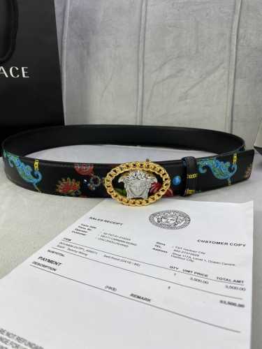宽度4.0Cm Versace 范思哲 此款Palazzo腰带采用牛皮革面料制作，并饰有Le Pop Classique图案印花和标志性的美杜莎五金配件。