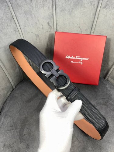 特P180 宽度3.5Cm Ferragamo（菲拉格慕）水波纹砂底/双面头层牛皮配有金色/白色金属Gancio双扣。该皮带可调节，且能根据需要剪裁达到修身效果