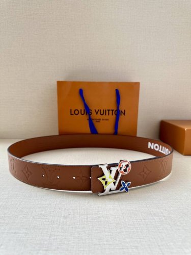特 本款 Lv Initiales 双面腰带拥有 Xl Epi 皮革的较大粒面纹理，以移印工艺描绘路易威登标识，翻转即现 Monogram 压纹图案，搭配珐琅L