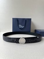 宽度3.5Cm 这款 Dior Charm 腰带扣是夏季男装系列新品，采用不锈钢真空电镀菱饰面精心设计，重新演绎经典的 Dior 标志。可与各式 35 毫米腰带