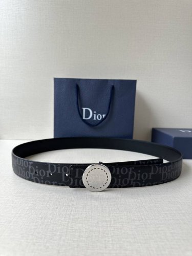 宽度3.5Cm 这款 Dior Charm 腰带扣是夏季男装系列新品，采用不锈钢真空电镀菱饰面精心设计，重新演绎经典的 Dior 标志。可与各式 35 毫米腰带