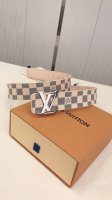 Lv Initiales 40Mm 这个标志性的和永恒的腰带与一个更大的皮带和扣是完美的牛仔裤，为休闲的外观。