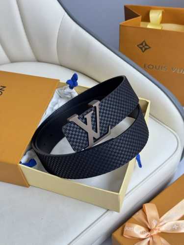 特 Lv 奢华款现代 饰以雅致大方的标志性 柔软结实的皮带 可搭配从礼服到休闲装各种服饰 宽度4.0Cm
